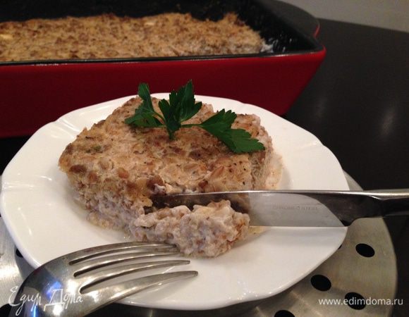 Далее даем немного остыть, разрезаем на кусочки (как лазанью) и подаем с зеленью!
