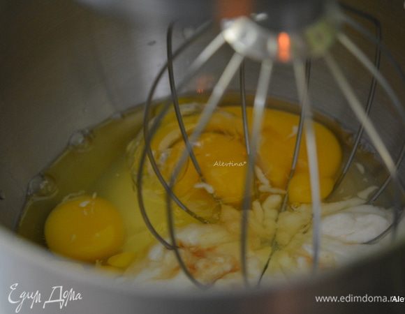 Разогреть духовку до 180 гр. Смазать съемную форму 23 см маслом и вырезать бумагу для выпечки по размеру дну формы. Смешать миксером сахар, яйца, ванильный греческий  йогурт и ванилин.