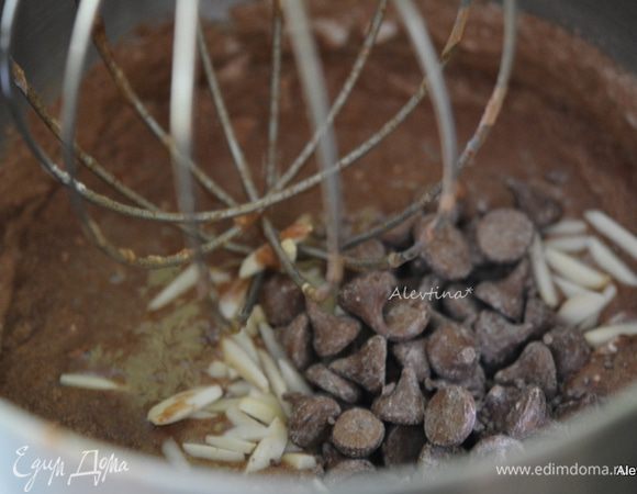 В другой емкости смешать муку и разрыхлитель, соль, какао не сладкий для выпечки. Добавить сухие ингредиенты в яичную смесь, смешать на медленной скорости. Затем добавить шоколадные капли и миндаль очищенный и порубленный. Провернуть пару раз, т.е. тесто тщательно не вымешивать.