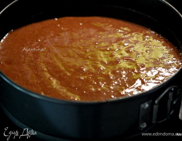 Вылить тесто в приготовленную форму. Поставить в разогретую духовку и выпекать 40 минут.