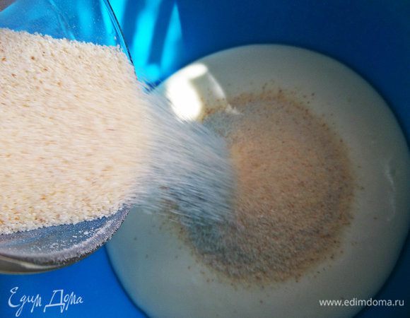 В кефир засыпаем манку — 2 стакана. Даем пропитаться манке, чтобы не чувствовались твёрдые частички. Моя манка мелкая и через 10 минут стала мягкой.