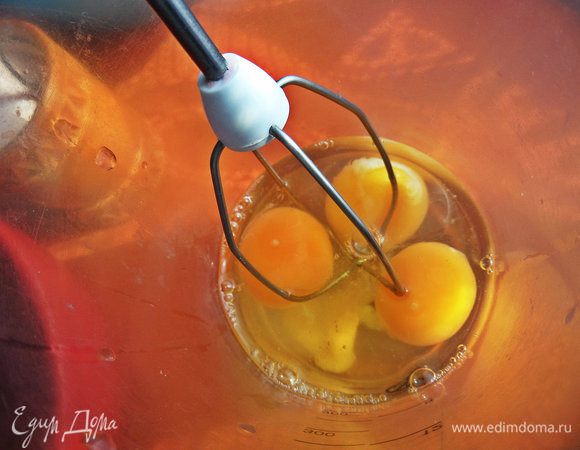 Вбиваем яйца с щепоткой соли в чашу для взбивания.