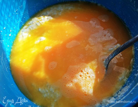 Выливаем в манку в кефире.