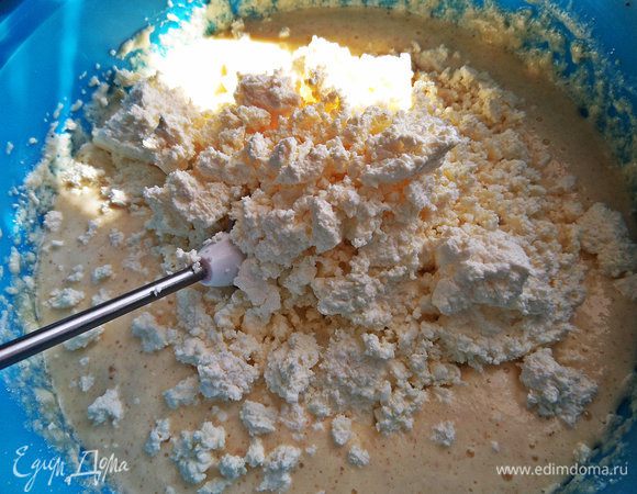 Высыпаем творог. Как вы уже догадались, взбиваем!