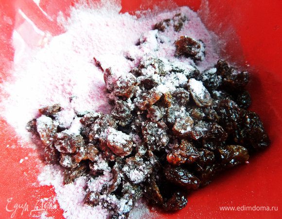 Изюм промыть, обсушить, смешать с киселем или крахмалом.