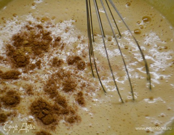 Яйца с сахаром взбить в пышную массу. Добавить к этой массе корицу, ванильный сахар, молотый имбирь, соль и растительное масло. Все перемешать.