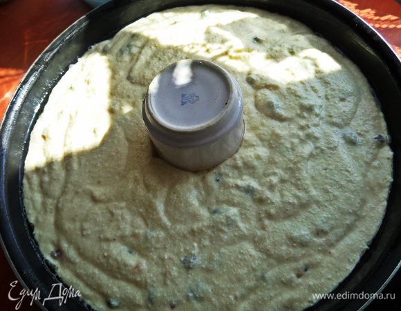 Выливаем тесто в смазанную растительным маслом тефлоновую форму 26 см в диаметре. Мне захотелось сделать отверстие в маннике,поэтому поставила в центр керамический стаканчик смазанный.