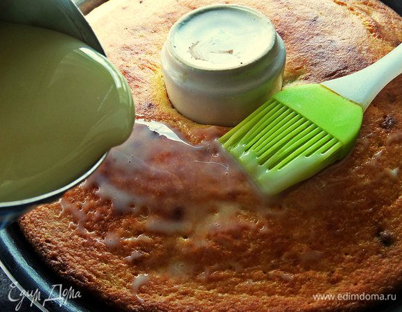 Не вынимая из формы, смазываем верх горячего манника сгущёнкой при помощи кисточки. Перед этим нужно наколоть корочку зубочисткой.