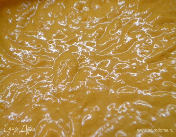 Просеять в миску муку с разрыхлителем и содой, взбить венчиком, чтобы не было комочков. Тесто должно получится как сметана.