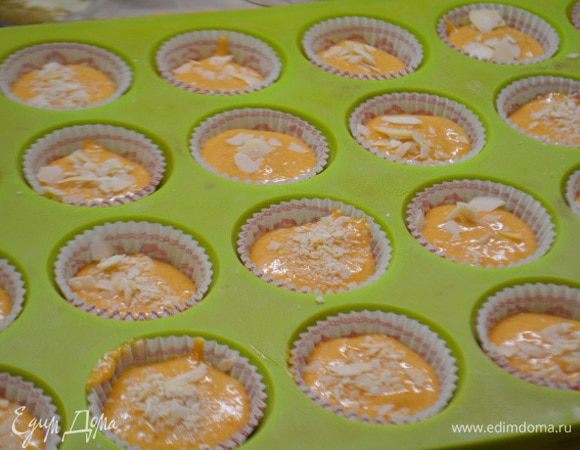 Разложить тесто по формочкам на 1/2. Посыпать орехами. На этот раз у меня миндальные лепестки. Выпекаем в предварительно разогретой духовке 15 минут при 180г. Если формочки большие, время увеличить вдвое. Готовность проверять лучинкой. Сухая-готово!