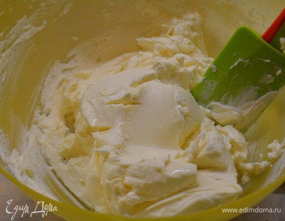 Готовим крем: масло и сливочный сыр обязательно должны быть комнатной температуры. Масло взбить с сахарной пудрой до пышной массы. Добавить сливочный сыр и экстракт ванили.