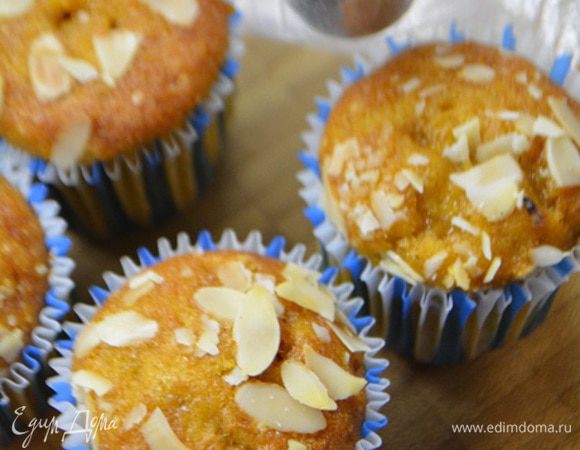 Я добавила синий краситель. Подготовим насадку с мешком. Наполнить мешок кремом.