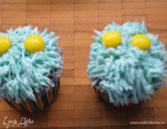 И отсадить на всю поверхность кексов. Глаза сделать из конфет. Зрачки и рот из растопленного шоколада!