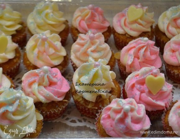 Немного крема я отложила, добавила розовый краситель и отсадила вот такой высокой шапочкой. Все зависит от случая и вашей фантазии!
