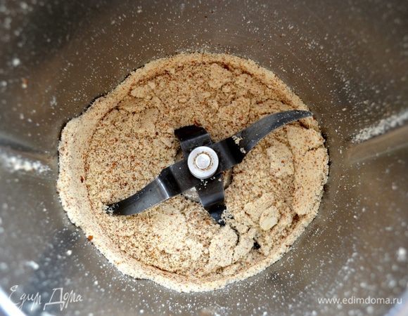 Орехи измельчите в блендере почти до состояния муки (не до фанатизма).