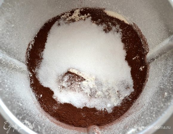 Просейти муку и какао-порошок, добавьте сахар, щепотку соли и разрыхлитель.