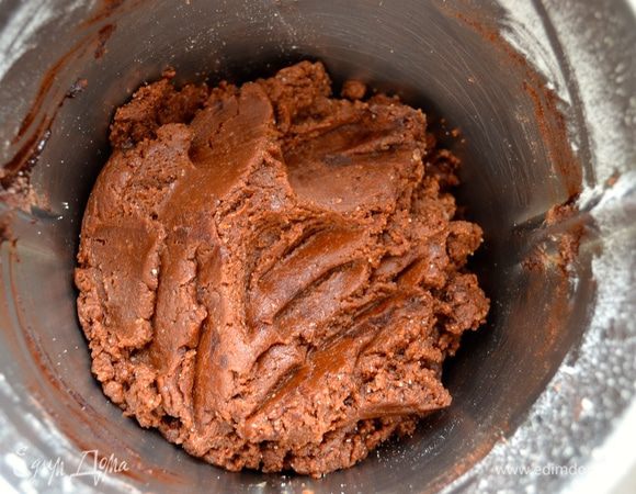 Растопите сливочное масло и слегка остудите. Добавьте растопленное масло и яйца. Включите миксер и приготовьте тесто. Весь процесс можно проделать вручную... Просеять в миску муку и какао, добавить остальные сухие ингредиенты, масло и молоко и быстро замесить руками тесто. Оно получается очень эластичное и приятное.