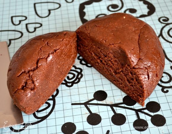 Выложите тесто на рабочую поверхность. Отделите от него 1/3. Эту часть завернуть в пленку и убрать ненадолго в холодильник, пока будем готовить основу пирога...