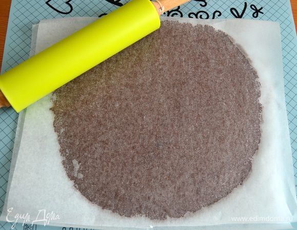 БОльшую часть теста положите между двух листов пекарской бумаги и раскатайте в тонкий пласт. Снимите верхний лист бумаги и выложите тесто в форму для выпечки (24 см).