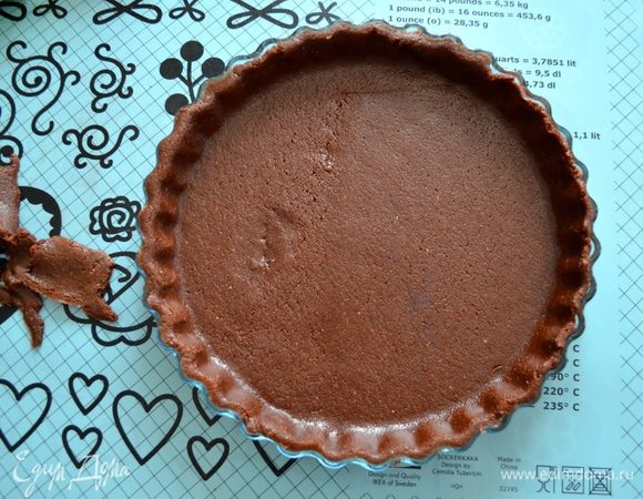 Мне захотело придать бортику пирога рельеф, и так как при наличии бумаги этого сложно добиться, то я просто с помощью скалки выложила тесто в форму для выпечки. Сформируйте бортик и удалите излишки теста по краям. (повторюсь, что с тестом очень приятно работать!)