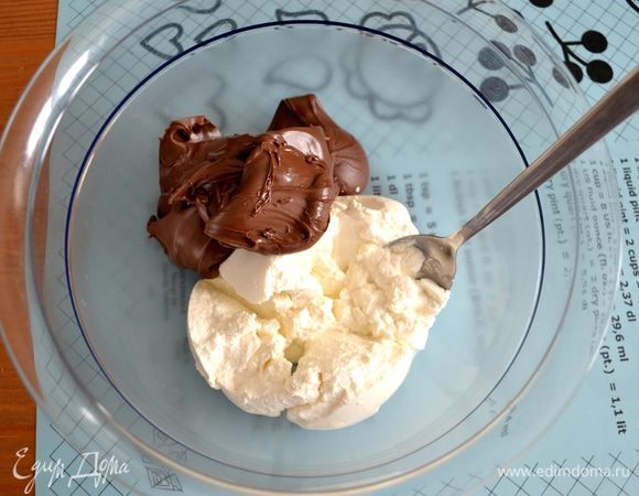 Для начинки смешайте рикотту и шоколадно-ореховую пасту (желательно все комнатной температуры!) Здесь можем начинать подключать к приготовлению детей!