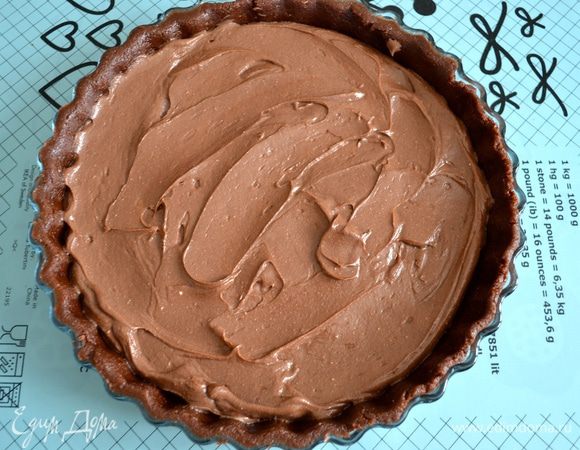 Выложите полученную шоколадную начинку в форму и разровняйте...