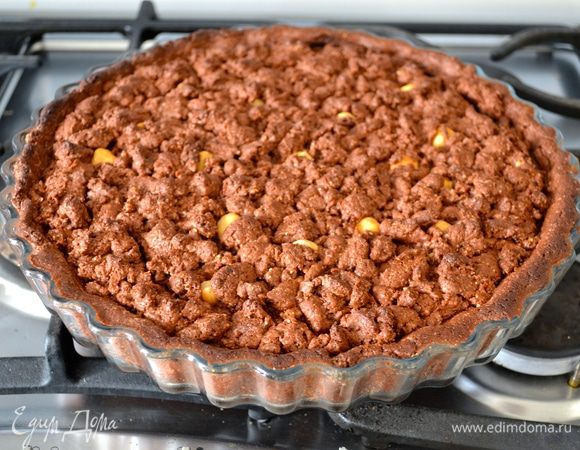 Выпекайте пирог 30 минут на среднем уровне духовки. Готовый пирог остудите в форме.