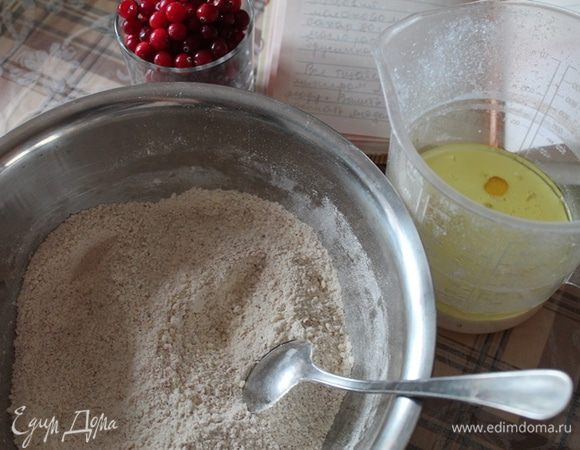 Духовку предварительно разогреть до 200 градусов. Смешать всю муку (для овсяной муки хлопья просто измельчить) с разрыхлителем, солью, сахаром и корицей. В другую чашку разбить яйца, влить масло и молоко.