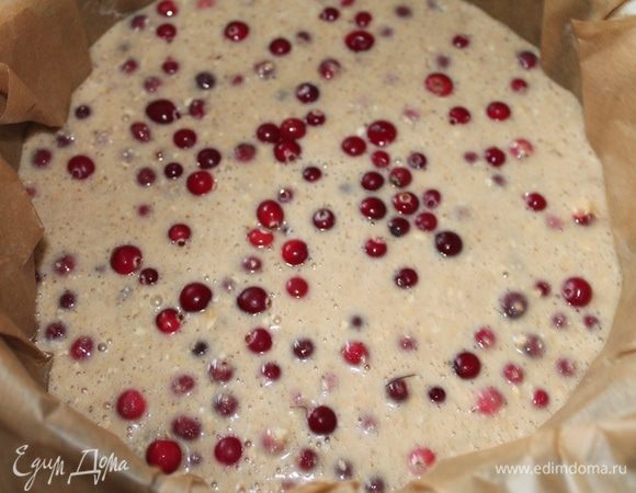 Тесто вылить в форму, у меня небольшая, примерно 18-20 см.