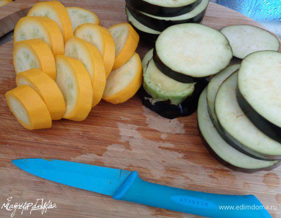 Кабачок и баклажан вымойте и нарежьте шайбочками вместе с кожурой.