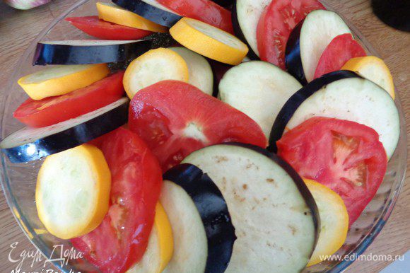 Выложить овощи в форму по кругу, чередуя их между собой.