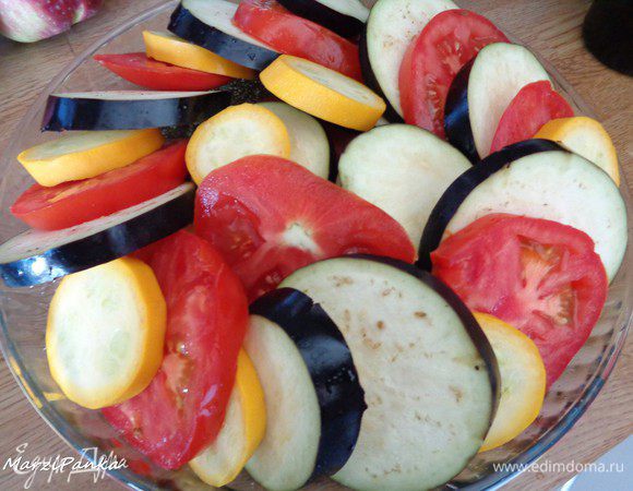 Выложить овощи в форму по кругу, чередуя их между собой.