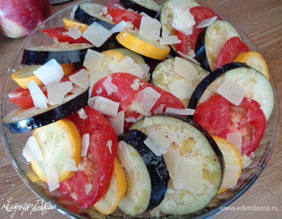 Выдавить на рататуй чеснок через пресс, распределяя по всей форме. Посолить, поперчить. Присыпать пармезаном и сбрызнуть оливковым маслом.

Форму прикрыть фольгой.

