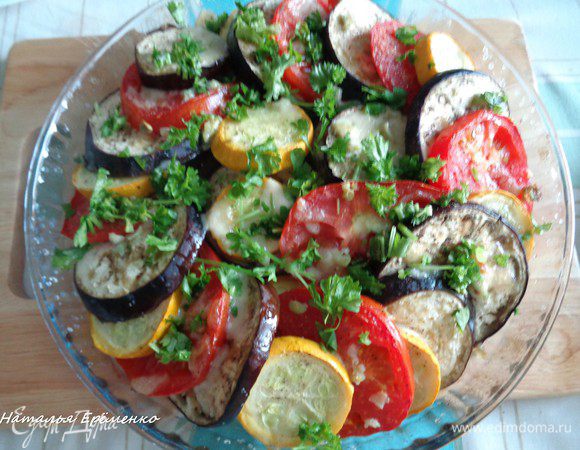 Поставить в разогретую до 200 С духовку. И запекать до готовности, примерно 30-40 минут. За минут 5-7 до окончания готовки, снять фольгу, чтобы овощи подрумянились. 

Готовность определяйте по внешнему виду овощей. Они не должны превратиться в кашу или начать подгорать, но всё же должны стать мягкими. У меня ушло минут 35.

Готовый рататуй присыпать нарезанной петрушкой.

И подавать к столу. Аромат - сумасшедший!))

Bon appétit!