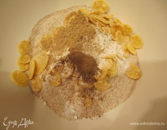 Смешать муку, кукурузные хлопья, разрыхлитель, соду, ванильный сахар, корицу, молотый имбирь и соль.