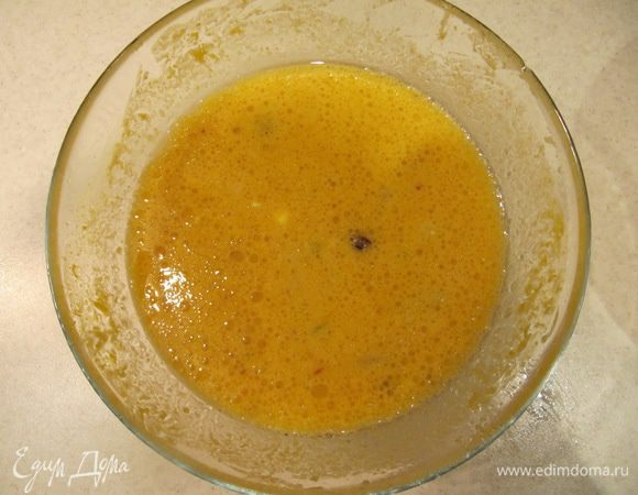 В другой миске соединить яичные белки, тыквенное пюре, растительное масло, клюкву с соком и йогурт.