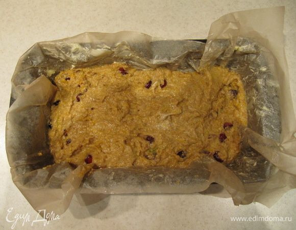 Форму для выпечки застелить бумагой для выпечки, смазать небольшим количеством сливочного масла. Распределить тесто по форме, закрыть форму фольгой. Отправить кекс в предварительно разогретую до 180-190C духовку на верхний уровень на 1 ч. 50 мин. Время выпечки зависит от вашей духовки. Периодически проверяйте кекс лучинкой на сухость. Лучинка должна остаться полностью сухой. Фольгу не снимайте до самого конца выпекания, чтобы верх кекса не подгорел.