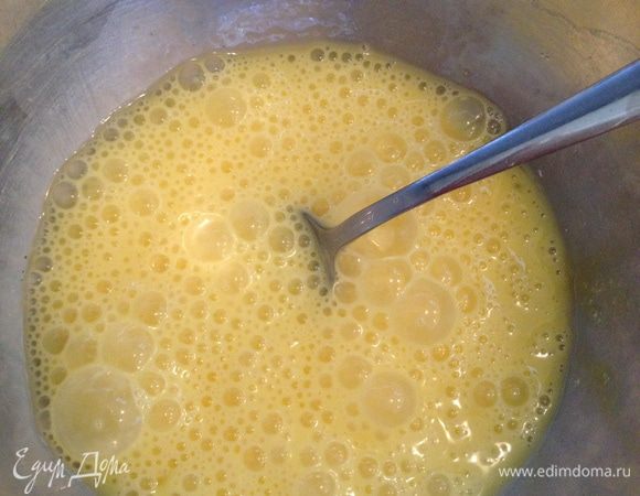 Взбиваем яйца вилкой, как на яичницу.