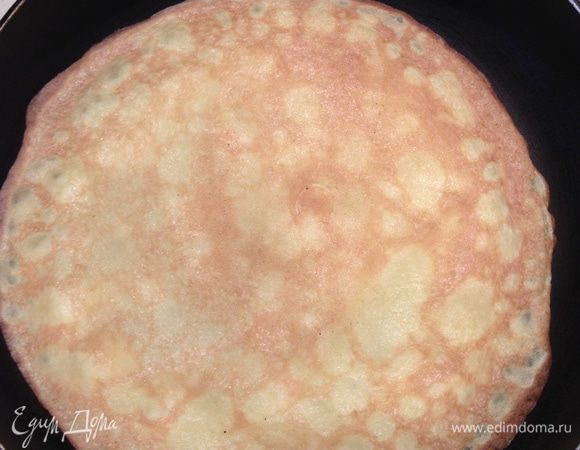 Коржи выпекаем также, как обычные блины, только чуть больше берем теста, чтобы блин получился не очень тонким.