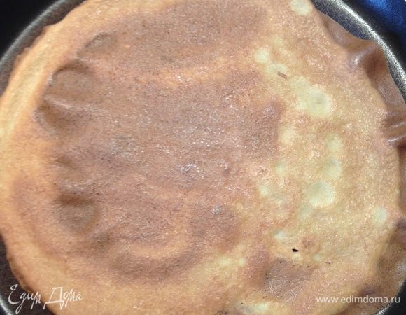 Один корж чуть больше подсушим, чтобы из него сделать крошку.