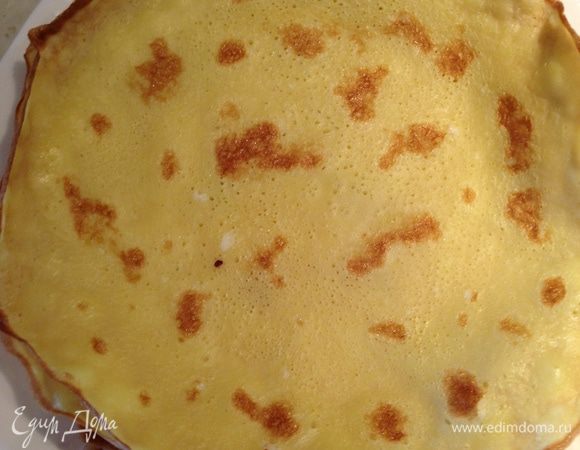 У меня сковорода 20 см в диаметре, поэтому получилось 5 коржей. Они не прилипают, не рвутся!