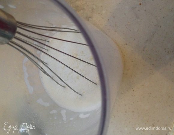 Громкое слово: крем!
Все ингредиенты взбиваем электрическим венчиком до однородности.