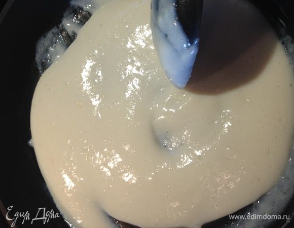 Переливаем в антипригарную посуду и на мелком огне варим помешивая до состояния густой манной каши.