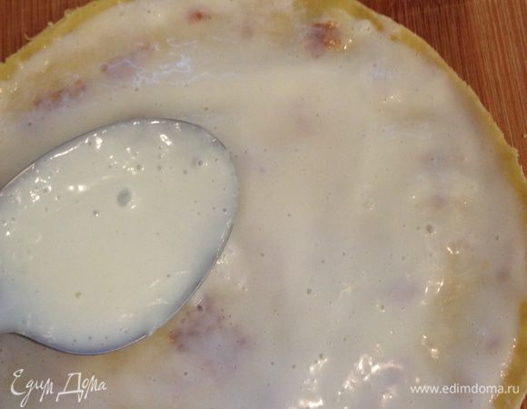 Промазываем остывшим кремом каждый слой и посыпаем крошкой.