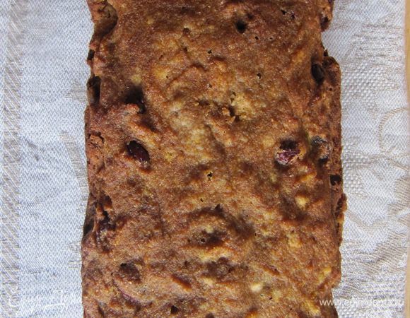 Дайте готовому кексу остыть прямо в форме и только после этого освобождайте его от бумаги для выпечки.