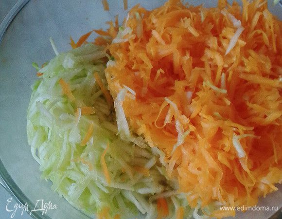 Натереть на терке кабачок и тыкву, чуть посолить, отжать лишний сок.
