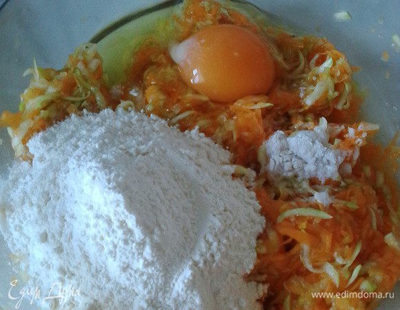 Добавить 1 яйцо, муку, разрыхлитель, всё смешать.