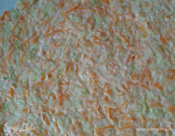 Полученную смесь выложить на пергамент в форме круга.