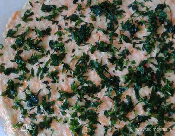 Сверху присыпать зеленью.