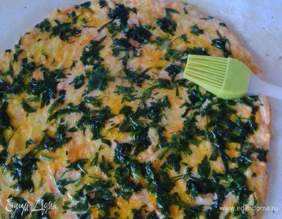 Смазать поверхность чуть взбитым 1 сырым желтком.